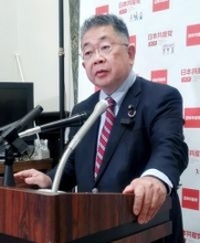 記者会見する小池書記局長