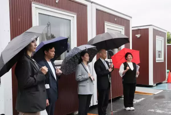 視察する谷本委員長ら