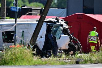 学校バスと列車衝突、４人死亡