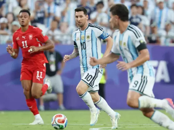 ボールを運ぶメッシ　Ｗ杯サッカー