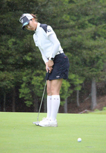 パットを打つ福田萌　女子ゴルフ