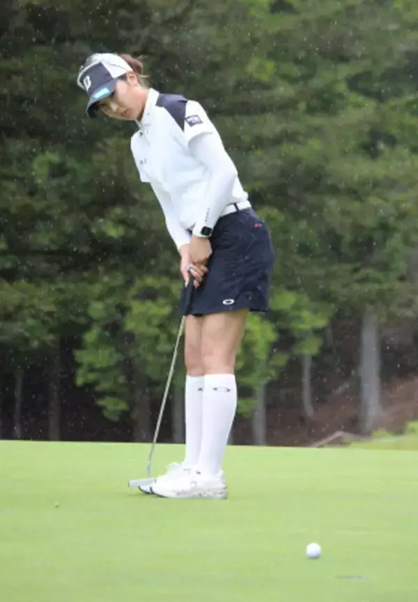 パットを打つ福田萌　女子ゴルフ