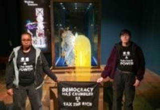 英王室の宝飾品展示に食品投げつけ、４人逮捕