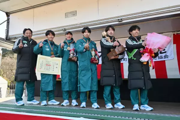 撮影に応じる青学大