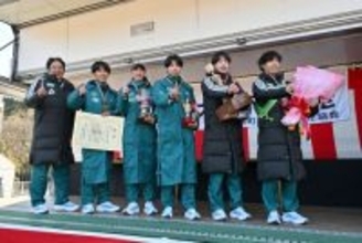 撮影に応じる青学大