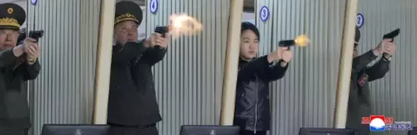 北朝鮮、金正恩氏の娘ジュエ氏が拳銃を試射する姿を公開