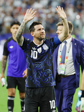 声援に応えるメッシ　Ｗ杯サッカー
