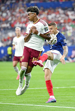 ファウルを受けるヤマル　Ｗ杯サッカー
