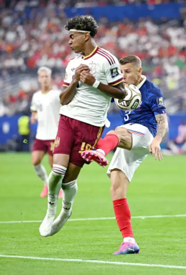 ファウルを受けるヤマル　Ｗ杯サッカー