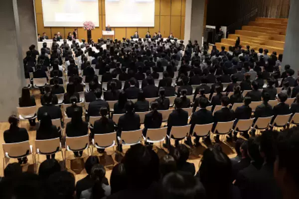 ファーストリテイリングの入社式