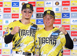 笑顔の佐藤と村上　プロ野球
