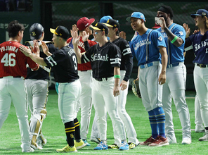 喜ぶ万波ら　プロ野球オールスター