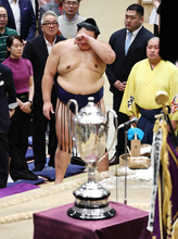 大の里、涙の復活Ｖ＝「腹を決め、走る」―大相撲秋場所