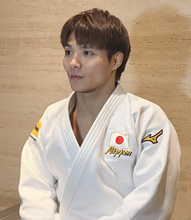取材に応じる阿部一二三　世界柔道