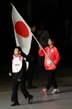 入場行進する旗手の小倉