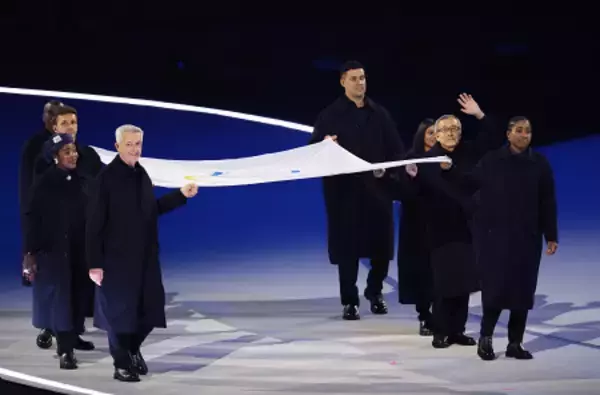 五輪旗を運ぶ秋葉氏ら