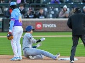 滑り込む大谷　大リーグ