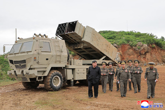 発射実験に立ち会う金正恩氏