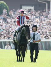 喜ぶ松山騎手