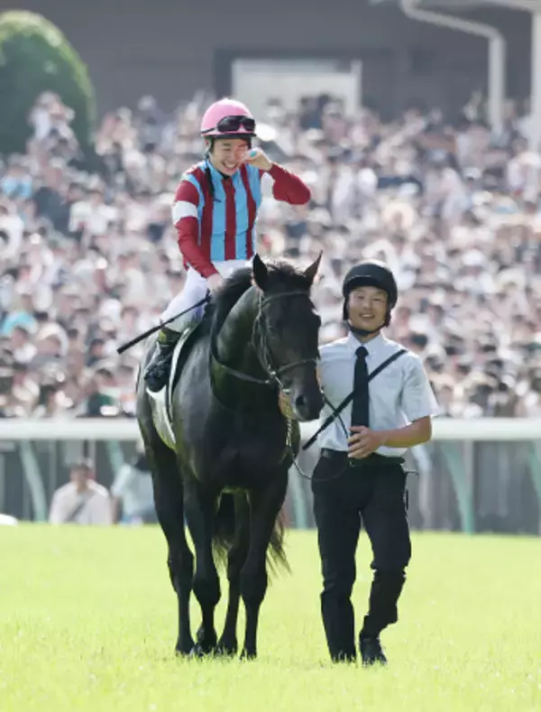 喜ぶ松山騎手