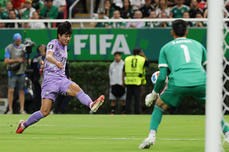 シュートを放つ薛英佑　Ｗ杯サッカー