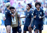 「肩を落とす米国イレブン　Ｗ杯サッカー」の画像1