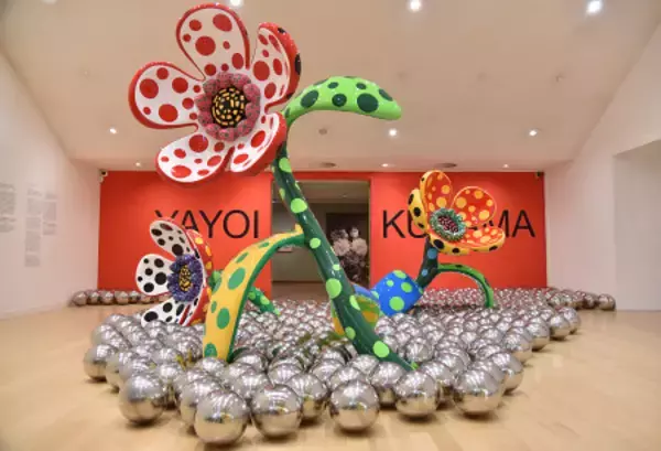 草間彌生さん回顧展、１１日開幕