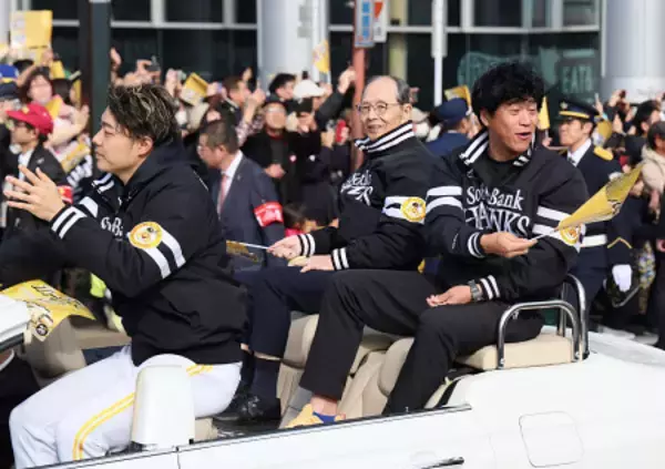 歓声に応える王会長ら　プロ野球