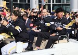 歓声に応える王会長ら　プロ野球