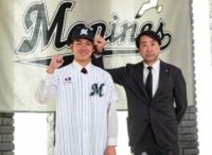 ロッテのユニホーム姿の石垣　プロ野球