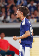 喜ぶ小川　サッカー