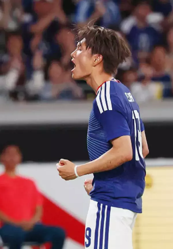 喜ぶ小川　サッカー
