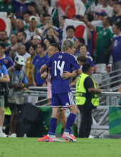 長友に祝福される伊東　Ｗ杯サッカー