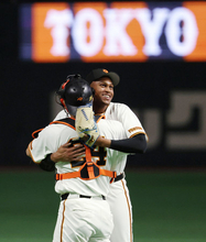 喜ぶマルティネス　プロ野球