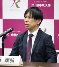 記者会見する国学院大の前田監督