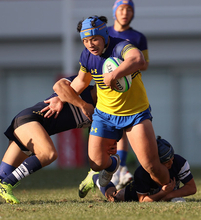 タックルを受ける土肥　高校ラグビー