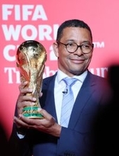 Ｗ杯トロフィーが日本到着　サッカー