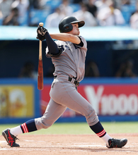 本塁打を放つ慶大の小原　野球