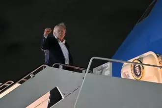 トランプ氏、フランスへ出発