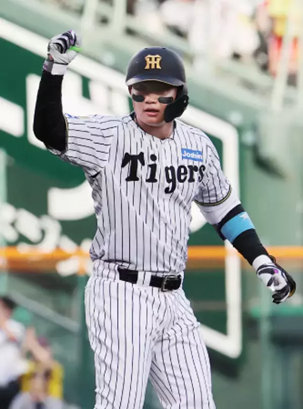 喜ぶ森下　プロ野球