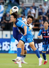 競り合う中谷と内野　Ｊリーグ