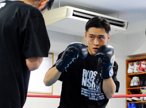 練習する西田　ボクシング世界戦