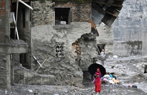 ネパール・中国土石流発生から１週間、死者１０００人超 不明者の捜索難航