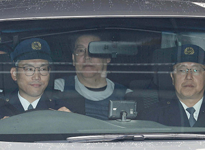 送検される立花容疑者