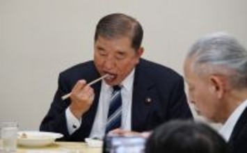 石破氏、クマ肉に舌鼓