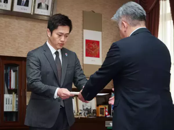 辞職願を提出する吉村知事