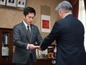 辞職願を提出する吉村知事