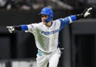 喜ぶ奈良間　プロ野球