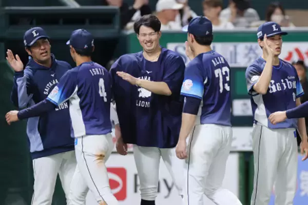 喜ぶ渡辺ら　プロ野球