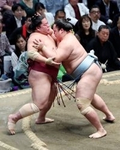 琴勝峰の押し出し